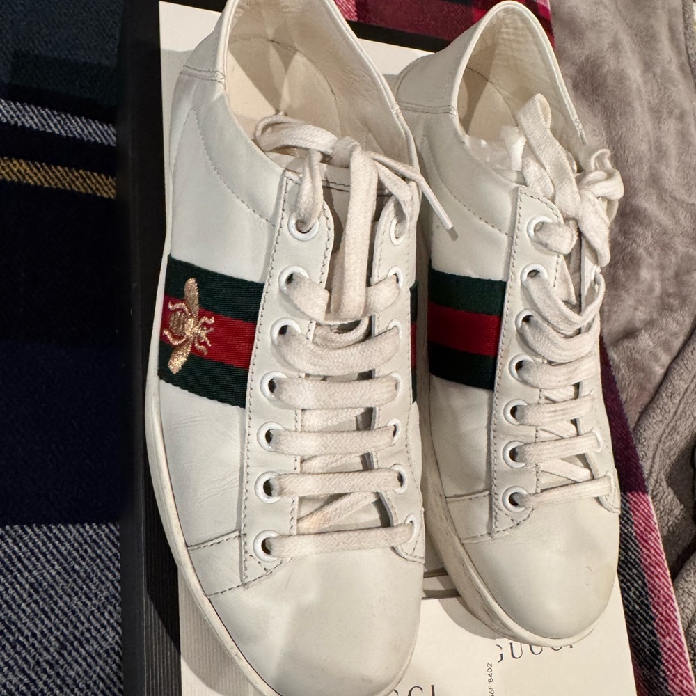 Gucci Women’s White Sneakers with embroidered bee
